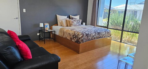 Private King Bed Guest Suite - Accommodation Kalgoorlie 2
