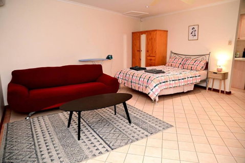 Spacious Studio In AliceSprings QueenBed+KSAirbed - Accommodation Kalgoorlie 0